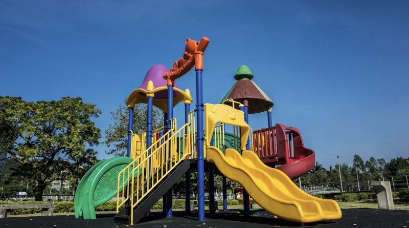 Mantenimiento de Parques Infantiles y Mobiliario Urbano: Trazabilidad GIS y Auditoría Legal